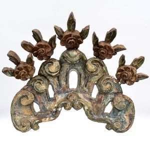 <b>Talha </b>barroca em madeira patinada com volutas encimadas por botões de flores. Séc. XVIII. Alt. 45 cm
