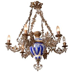 <b>Lustre de seis braços </b>em bronze cinzelado e porcelana esmaltada nas cores azul e branco. Alt. 85 cm