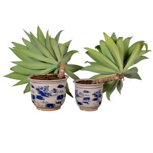 <b>Conjunto de dois vasos </b>em porcelana azul e branca decorada com paisagens orientais. Alt. 27 e 24 cm