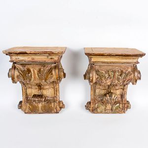 <b>Par de peanhas </b>em madeira entalhada e policromada com volutas e enrolados. Séc. XVIII. Alt. 44 cm