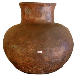 <b>Pote em cerâmica marajoara</b>, de corpo arredondado e boca alta com leve abaulamento. Alt. 37 cm