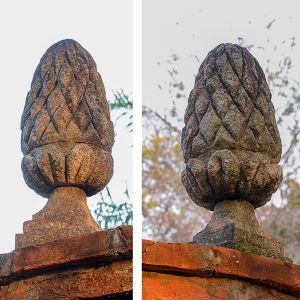 <b>Par de pinhas </b>em pedra entalhada, de formato clássico, com escamas em relevo e base boleada.