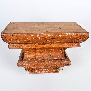 <b>Peanha </b>de forma retangular em madeira patinada com base em "plateau". Séc. XIX. Alt. 20 cm