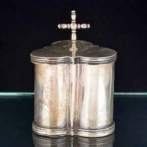 Recipiente "<B>santos óleos</B>" em prata na forma de trifólio com cruz ao topo. Séc. XIX.