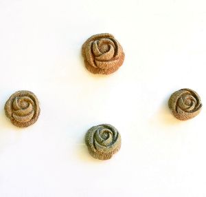 <b>Conjunto de 4 flores </b>em pedra, entalhadas em forma de rosa com pétalas em relevo.