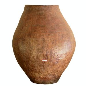 <b>Pote em cerâmica marajoara</b>, com corpo de forma ovoide e boca estreita. Alt. 43 cm
