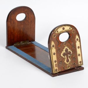 <b>Aparador de livros</b>  em madeira com aplicações de motivos cruciformes. Compr. 32 cm