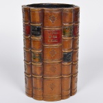 <b>Porta-pincéis / canetas </b>em forma de conjunto de livros encadernados. Alt. 20 cm