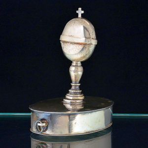 Recipiente "<B>santos óleos</B>" em prata encimado por cibório. Séc. XIX.