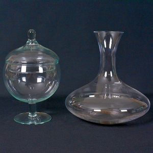 Conjunto composto por <b>compoteira com tampa e "decanter"</b>.