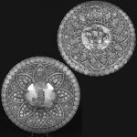 Extraordinário <b>par de medalhões </b>em prata portuguesa. Um deles representando alegoria ao descobrimento do Brasil tendo ao centro uma grande caravela em relevo e na parte superior o brasão Imperial do Segundo Reinado. Por todo o restante da peça decoração com moedas do Império aplicadas entre arcos ogivais e borda simulando uma corda náutica. O outro apresenta a Torre de Belém em plano central e acima o brasão português. Restante do conjunto com aplicação de moedas entre arcos góticos. Ambas as peças de cunho decorativo e comemorativo. Contraste "Javali" e teor 916 ml. Diâm. 61,5 cm. Peso 10980 gramas.