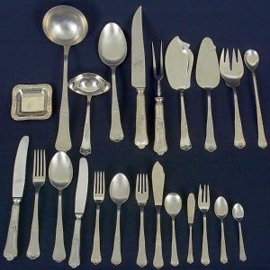 <b>Faqueiro</b>  em aço e inox "Hercules" decorado com composições de volutas. Constando de 19 peças de servir, 11 facas de mesa, 10 facas para sobremesa, 12 garfos para sobremesa, 12 garfos para frutas, 22 colheres para café, 4 colheres para café um pouco maiores, 10 colheres para sobremesa, 12 espátula para manteiga, 12 colheres para sopa, 11 garfos para sobremesa, 12 colheres "bailarinas" para "long drinks", 12 pratos para manteiga ou pão, 12 facas para peixe, 11 garfos para peixe e 11 colheres para chá. Acompanha estojo original em madeira. Total de 193 peças.