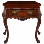 Bela e antiga <b>mesa de encostar </b>em jacarandá, estilo D. José, ornada por almofadas, volutas e adornos florais esculpidos em relevo. Tampo dobrável, recortado e bordado por canelado, apoiado em caixa "bombée". Apresenta à frente gavetão abaulado. Ilhargas acompanhando o estilo. Saia movimentada, ornamentada por arabescos, vazados e concheado. Pernas recurvas com joelhos salientes, rematadas por pés no estilo sobre sapatas. Puxadores em bronze lavrado e polido. Med. 83 x 90 x 45 cm