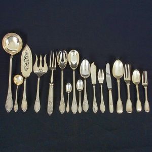 <b>Faqueiro </b>em "assemblage" de peças de prata francesa e inglesa: 1) A parte francesa com decoração em folhagens com punções e prateiro do séc. XIX. Constando de 12 garfos de peixe, 12 facas de peixe, 12 colheres de sopa, 10 colheres de chá, 12 colheres de café, 12 facas de sobremesa e 7 peças de servir; 2) A parte inglesa é composta por 4 colheres de servir, 6 garfos de mesa, 5 garfos de sobremesa e 4 colheres de sobremesa. Contrastes vitoriano e do período William IV.