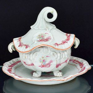 Belíssima <b>terrina circular e seu "presentoir"</b>, em porcelana Companhia das Índias, decorada em esmaltes da Família Rosa, dita "chapeau chinois" e executada conforme moldes europeus. Bela policromia com cornucópias floridas e guirlandas sobre fundo branco. Pegas do bojo em elemento trifurcado recurvado para baixo e da tampa em enrolado. Pés revirados para cima. Séc. XVIII. Diâm. do "presentoir" 40 cm; Compr. da terrina sobre suas alças 33,5 cm