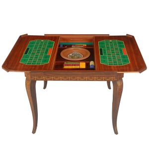 Bela <B>mesa italiana </B>reversível para jogos de carteado, tabuleiro (gamão e damas) e roleta em madeira nobre. Um dos tampos decorado em "marqueterie" neoclássica tendo ao centro uma "quadriga" (carro de 4 cavalos) conduzida pelo Deus Apolo. No entorno composição de arabescos vegetalistas com figura de aves. Acompanha outros tampos para os referidos jogos e no verso um deles com forração em feltro verde. Longas pernas levemente arqueadas.