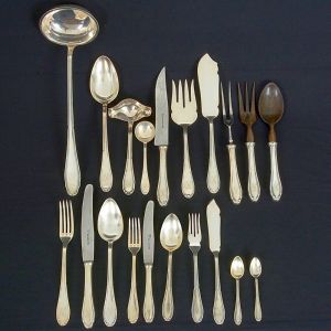 <b>Faqueiro </b>em metal espessurado a prata com cabos levemente movimentados e bordas frisadas. Monogramado. Punção ASC. Constando de 12 garfos de mesa, 12 facas de mesa (uma com ponta da lâmina quebrada), 12 colheres de sopa, 12 garfos de peixe, 12 facas de peixe, 11 garfos de sobremesa, 11 colheres de sobremesa, 12 facas de sobremesa, 11 colheres de chá, 10 colheres de café e 10 peças de servir. Total de 135 peças.