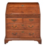 <b>Cômoda papeleira </b>vitoriana inglesa construída em madeira nobre. Tampo rebatível forrado em couro "bordeaux" de época com interior dividido em gavetinhas centralizando compartimento com porta de arco. Parte inferior com duas gavetas sobre dois gavetões. Ferragens de época. Faltam alguns puxadores internos e espelho da fechadura de uma gaveta. Med. aberta 89 x 84 x 77 cm; Med. fechada 89 x 84 x 47 cm