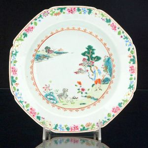 <b>Prato fundo </b>em porcelana Companhia das Índias decorada nos esmaltes da Família Rosa pertencente ao Serviço dos Pastores, de D. João VI. Apresenta ao centro cena pastoril, com personagem em indumentária ocidental e borda em galeria de flores. Uma travessa e um prato reproduzidos no livro A Porcelana da Companhia das Índias nas Coleções Particulares Brasileiras, por Jorge Getúlio Veiga. Diâm. 23 cm