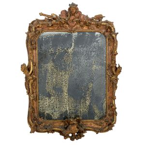 Magnífico <B>espelho </B>francês Louis XV com moldura ricamente entalhada e dourada, apresentando ao topo cabeça de jovem, provavelmente o deus Hermes, filho de Zeus e Maia, entre esparramados de flores. Laterais com aljavas com flechas e pombinhos enamorados na parte inferior. Trata-se de uma alegoria ao amor. Espelho azinhavrado conferindo sofisticação ao conjunto. Séc. XVIII. Med. 125 x 92 cm