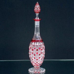 <b>Visconde de Jaguary - Garrafa </b>em cristal, com camada externa em tom rubi "overlay", ricamente lapidado com motivos geométricos e aberturas facetadas que revelam o interior translúcido, pertencente ao serviço do referido nobre. Tampa original acompanhando o estilo. Reproduzido das págs. 200 à 203 do livro "O Cristal no Império do Brasil", por Jorge Getúlio Veiga.