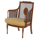 Belíssima <b>cadeira de braços </b>inglesa "Adam" em madeira nobre decorada em policromia com os elementos neoclássicos característicos do estilo, tendo ao centro medalhão com urna ornamentada com grande lenço. Estofamento do encosto, braços e assento em palhinha original. Pernas torneadas. Acompanha almofada em veludo amarelo. Séc. XVIII / XIX. Med. 95 x 67 x 70 cm