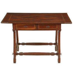 Bela <b>mesa colonial </b>do início do séc. XIX, de forma retangular, construída em jacarandá. Duas gavetas anteriores e duas posteriores, essas simuladas. Pernas de movimentos ondulatórios unidas por travessões torneados. Decoração com filetes embutidos, em marfim, sendo a parte central losangular. Cantoneiras e adornos metálicos de época. Med. 79 x 118 x 74,5 cm