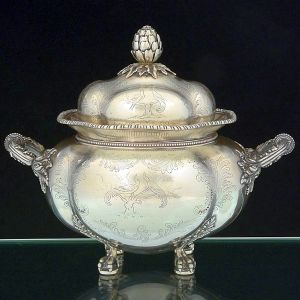 <b>Sopeira globular </b>bojuda em prata portuguesa, apresentando gravação com figuras de aves pousadas em árvores e elementos vegetais. Pega da tampa modelada em pinha e alças em belo repuxado de folhas com detalhe perolado. Pés em garras. Contraste da cidade do Porto usado a partir de 1938 e teor 833 ml. Compr. sem as alças 29 cm; Alt. 24 cm. Peso 1595 gramas.