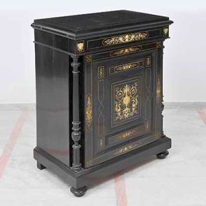 <b>Dunquerque </b>francês em madeira escurecida com parte anterior apresentando grande porta e trabalho em "marqueterie" em osso ou marfim. Decoração neoclássica com vaso centralizado por duas figuras de aves e ramagens. Na parte superior figuras de Baco e carranca feminina ladeada por cornucópias em composições ecléticas. Séc. XIX. Med. 109 x 79 x 46 cm