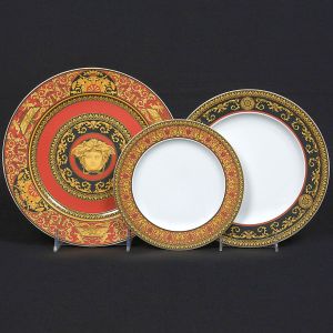 <b>Conjunto composto por 6 pratos rasos, 6 pratos fundos e 6 pratos de sobremesa</b>  em porcelana Rosenthal para Versace, modelo Medusa. Apresentam rica decoração em paleta vermelho, preto e dourado, com bordaduras em arabescos e elementos neoclássicos, além da famosa cabeça de Medusa ao centro, símbolo marcante da Maison. Marcas no verso. Total de 18 peças.