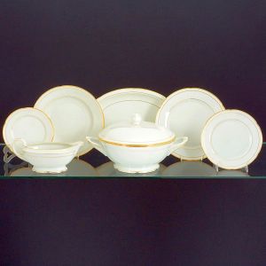 <b>Serviço de jantar </b>em porcelana polonesa com decoração clássica de frisos a ouro e gominhos nas bordas. Punção da manufatura no verso. Constando de 16 pratos rasos, 4 pratos fundos, 12 pratos de sobremesa, 9 pratos p/ pão, 1 sopeira circular, 2 "bowls" circulares, 3 travessas ovaladas e 1 molheira. Punção do fabricante no verso. Total de 48 peças.