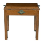 <b>Mesa de arquiteto </b>inglesa construída em carvalho de tonalidade clara. Apresenta prancheta que se eleva e parte dianteira móvel que se camufla ao corpo principal. Interior com divisórias para guarda de apetrechos da profissão. Laterais com suportes metálicos para castiçais e pés em rodinhas de época. Início do séc. XIX. Med. 82 x 88 x 47 cm