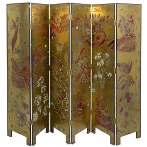 Belíssimo e antigo <b>biombo </b>japonês com seis folhas em madeira revestida por placagens em metal dourado e ricamente lavrado com composições onde se observam montanhas diversas, figura de pássaros entre flores de lótus, árvores floridas e inscrições. Aplicações esmaltadas em tonalidade de âmbar e branca formando a bela policromia do conjunto.