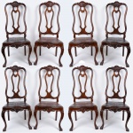 <b>Conjunto de 8 cadeiras </b>de espaldar alto, em Jacarandá, no estilo D. José I. Espaldar de movimentos ondulatórios com centro vazado e topo entalhado com elemento em forma de leque. Assento também com entalhes da rocalha de motivos vegetais. Pernas levemente recurvadas e assento em couro lavrado. Primeira metade do séc. XIX. Alt. 115 cm