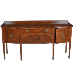 "<b>Sideboard</b>" inglês vitoriano construído em mogno. Caixa retangular levemente abaulada à frente apresentando duas portas laterais centralizando gavetão e armário com portas em esteirinha. Pernas retilíneas levemente afiladas e frisos em baixo relevo. Ferragens de época modeladas em rosetas e perolados. Séc. XIX. Med. 92 x 184 x 63 cm