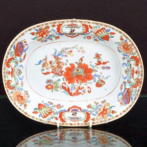 Raríssima <b>travessa </b>ovalada em porcelana Companhia das Índias pertencente ao Serviço de Madame Pompadour. Decoração em rica policromia nos esmaltes da Família Rosa, com flores e frutos, destacando-se dois pares de cartuchos, um com a figura de águia sob coroa estilizada e outro com peixes. Período Qianlong. Compr. 28,5 cm