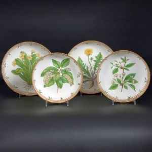 <b>Conjunto de 4 "bowls" </b>circulares em porcelana dinamarquesa da importante manufatura Royal Copenhagen modelo "Flora Danica". Cada peça, inteiramente pintada à mão em belíssima policromia com suas designações botânicas e numeração no verso. Apresenta borda em mínimos picotados cobertos a folha de ouro. Diâm. 25, 23 e 22 cm