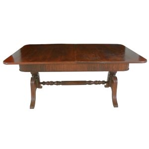 <b>Mesa de jantar</b>, Império, brasileira, em jacarandá, apresentando tampo retangular, abaulado aos cantos, saia boleada e sustentações laterais terminadas em pernas recurvadas e frisadas unidas por segmento torneado. Acompanham 12 cadeiras com assento em palhinha. Med. da mesa 79 x 300 x 110 cm; Alt. das cadeiras 93 cm