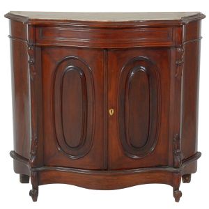 Antigo <b>dunquerque </b>em madeira nobre apresentando frente e laterais movimentadas. Tampo em mármore Carrara embutido, Gavetão no alto sobre 2 portas rebatíveis decoradas com almofadas ovoides. Ilhargas com discreto entalhe vegetalista e pés enrolados para fora. Espelho da fechadura em material córneo. Séc. XIX. Med.