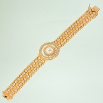 <b>CHOPARD - Relógio </b>em ouro amarelo com diamantes, modelo "Happy Diamonds". Pulseira articulada, padrão hexagonal, ricamente cravejada de diamantes. Mostrador delicado, com logo da marca, ponteiros finos e vidro de cristal de safira, cercado por duas fileiras circulares de diamantes. Diâm. total da caixa 2,5 cm