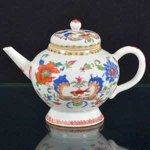 Raríssimo <B>bule de chá </B>em porcelana Companhia das Índias pertencente ao Serviço de Madame Pompadour. Decoração em rica policromia nos esmaltes da Família Rosa, com flores e frutos, destacando-se dois pares de cartuchos, um com a figura de águia sob coroa estilizada e outro com peixes. Período Qianlong. Alt. 14 cm
