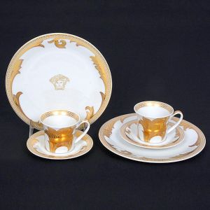 <b>Conjunto em porcelana </b>Rosenthal para Versace, modelo Arabesque Gold, composto por 6 xícaras com respectivos pires e 6 pratos para bolo.Apresentam luxuosa decoração com ampla aplicação de ouro, volutas ornamentais e detalhes clássicos da marca, incluindo a icônica Medusa ao centro dos pratos. Marcas no verso.