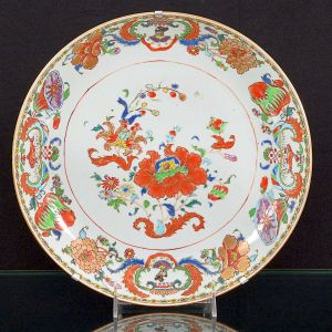 Raríssimo <B>covilhete </B>em porcelana Companhia das Índias pertencente ao Serviço de Madame Pompadour. Decoração em rica policromia nos esmaltes da Família Rosa, com flores e frutos, destacando-se dois pares de cartuchos, um com a figura de águia sob coroa estilizada e outro com peixes. Período Qianlong. Diâm. 28 cm