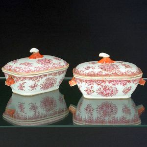 <b>Par de terrinas para molho </b>em porcelana Companhia das Índias decorada em esmaltes da Família Rosa com composições floridas em fúcsia sobre fundo branco. Pegas do bojo em "rouge de fer" modeladas em cabeças de lebres e da tampa em folhagens. Séc. XVIII. Acompanha selo da Sothebys de 8/11/94, lote 261.