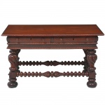 Grande <b>mesa </b>portuguesa no estilo manuelino construída em madeiras nobres. Caixa retangular com entalhe de cordonê. Frente com dois gavetões em "espinhas de peixe" escavadas. Belos montantes com torneados e anelados próprios do estilo. Pés em bolachas superpostas. Séc. XIX / XX. Med. 83 x 148 x 87 cm