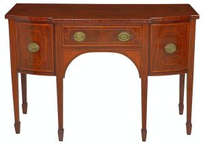 Belo <b>móvel de aparato </b>inglês "sideboard", em mogno com belos filetados de tonalidade clara, gaveta central e dois gavetões profundos nas laterais. Saia em arcos e pernas retilíneas terminadas em ponteira. Puxadores metálicos de época. Período vitoriano. Meados do séc. XIX. Med. 92 x 137 x 60 cm