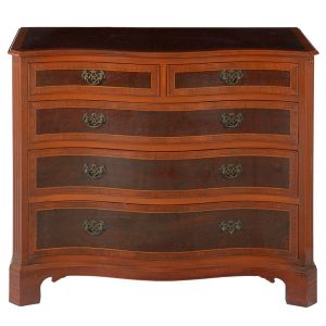 <b>Cômoda </b>inglesa construída em mogno e rádica em elegante contraste. Caixa retangular com frente em ondulações apresentando duas gavetas lado a lado sobre três gavetões. Decoração em discretos filetados e ilhargas frisadas em baixo relevo com pés em arcada e puxadores metálicos. Med. 91 x 107 x 49 cm