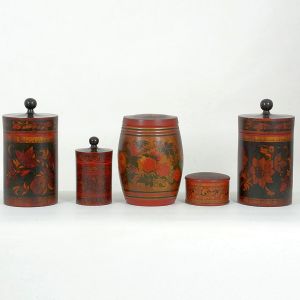 <b>Conjunto de 5 peças russas </b>decoradas com várias policromias, constando de 1 caixa em forma de tamborete, 1 caixa redonda menor e 3 potes com tampas esféricas (um par e uma menor). Alt. do pote maior 32,5 cm; Diâm. da caixa menor 13,5 cm (essa com pequena avaria na tampa); Alt. do tamborete 27 cm