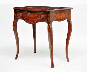 <b>Mesa de encostar</b>  holandesa construída em madeiras nobres. Estrutura movimentada com gaveta à frente e pernas recurvadas. Belo trabalho em "marqueterie" com vaso neoclássico ao centro emoldurado por figuras de aves e cornucópias floridas. Ferragens em bronze. Séc. XVIII. Med. 75 x 76 x 47 cm