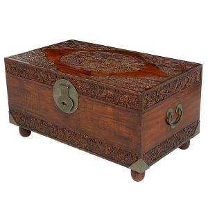 Grande e invulgar <B>baú chinês de enxoval</B>, em madeira nobre, provavelmente cânfora. Apresenta ricos entalhes em arabescos decorados com dragões celestiais e ferragens lavradas. A cânfora era muito usada para guardar peças de tecidos por seu poder repelente de isentos. Med. 55 x 105 x 60 cm
